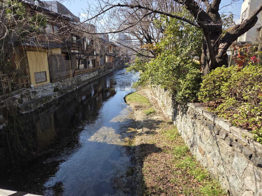 京都・祇園白川の石畳と白川沿いに続く町家。京都らしい風情が残る歴史的な街並み。