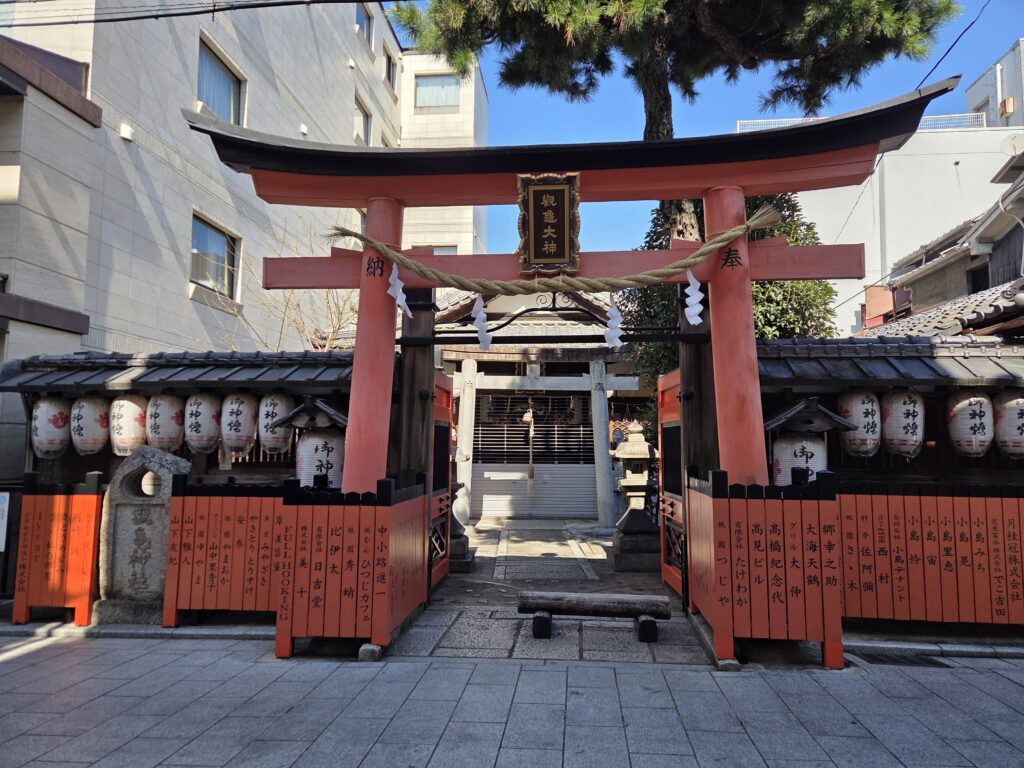 京都・祇園東の氏神である観亀大神(観亀稲荷神社)。花街を見守る小さな神社。