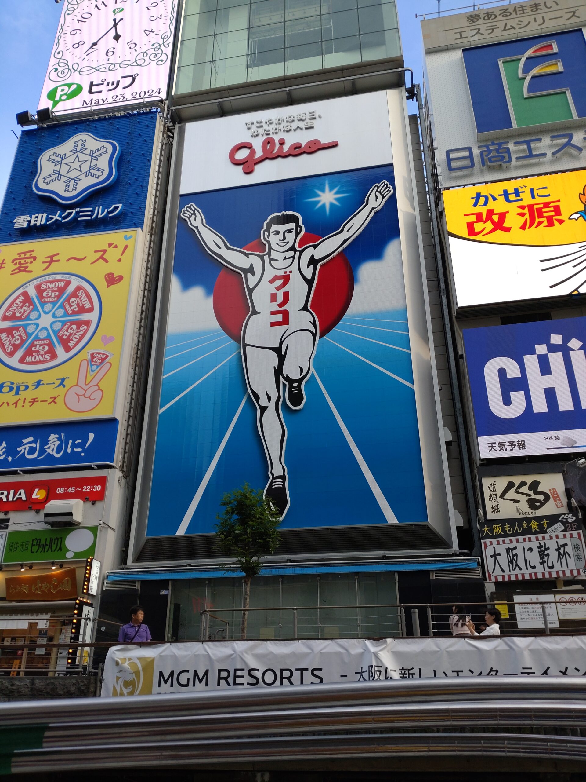 大阪・道頓堀の川沿いにある有名なグリコサイン。大阪を象徴する人気の写真スポット。