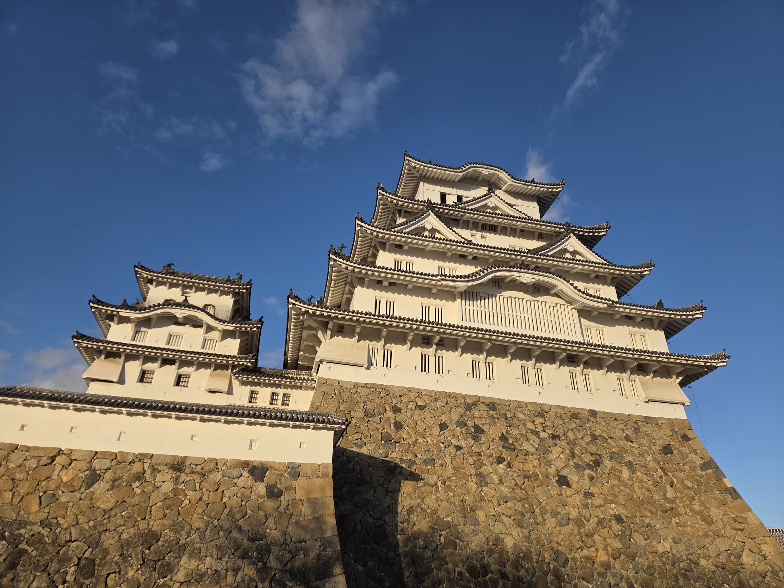 白く美しい天守を持つ世界遺産・姫路城。日本を代表する歴史的な城郭。