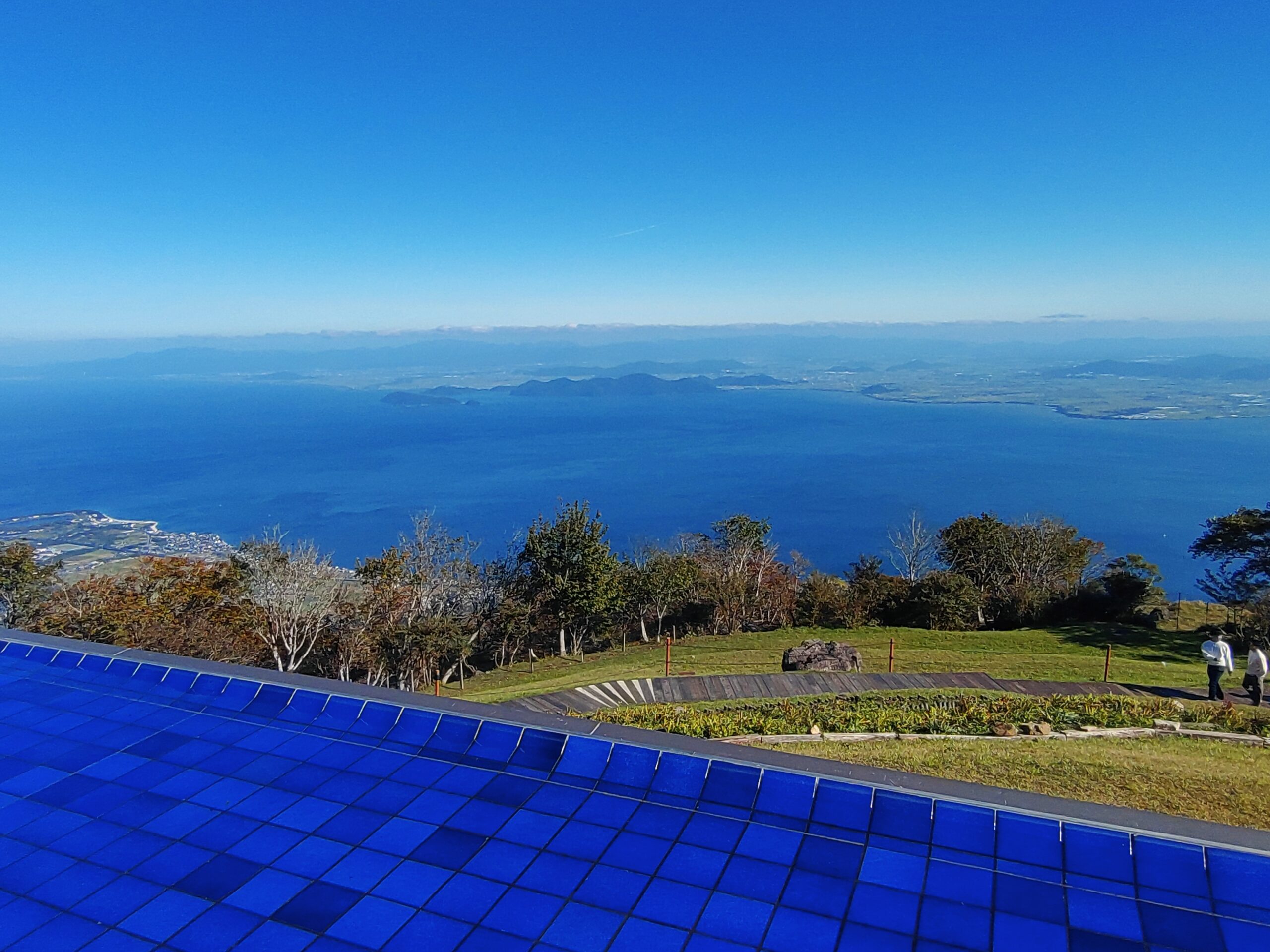 びわ湖テラスから望む日本最大の湖・琵琶湖のパノラマビュー。