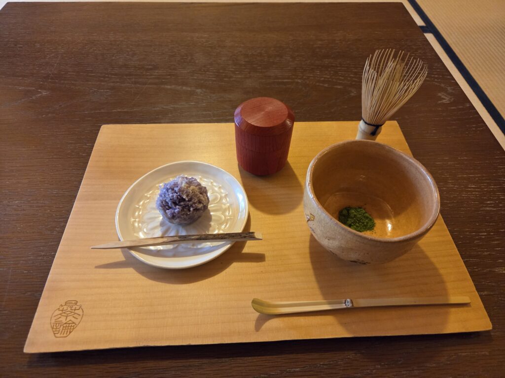 茶室で抹茶を点てる日本の茶道体験。伝統的な所作とおもてなしの文化を学ぶ参加者。