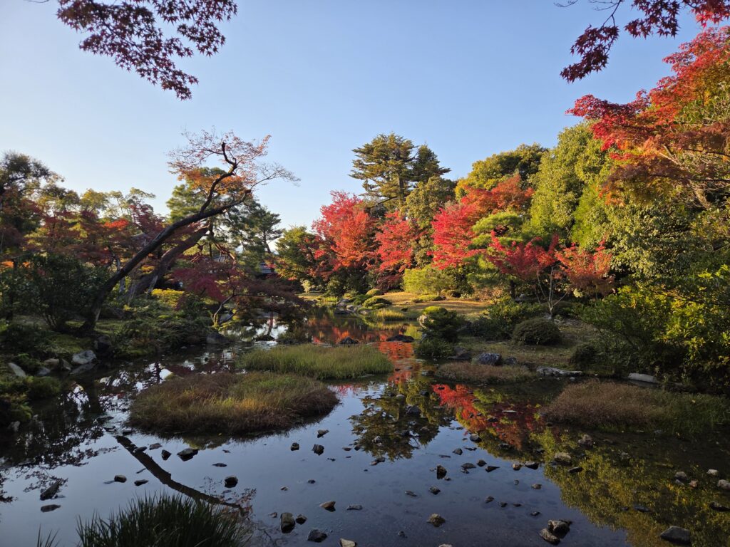 京都・無鄰菴の美しい日本庭園。東山を借景にした芝生と流れのある近代庭園。